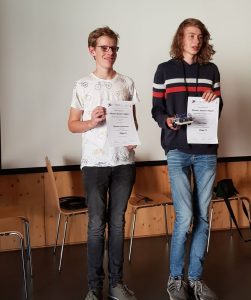 Christian und Theo mit den Urkunden